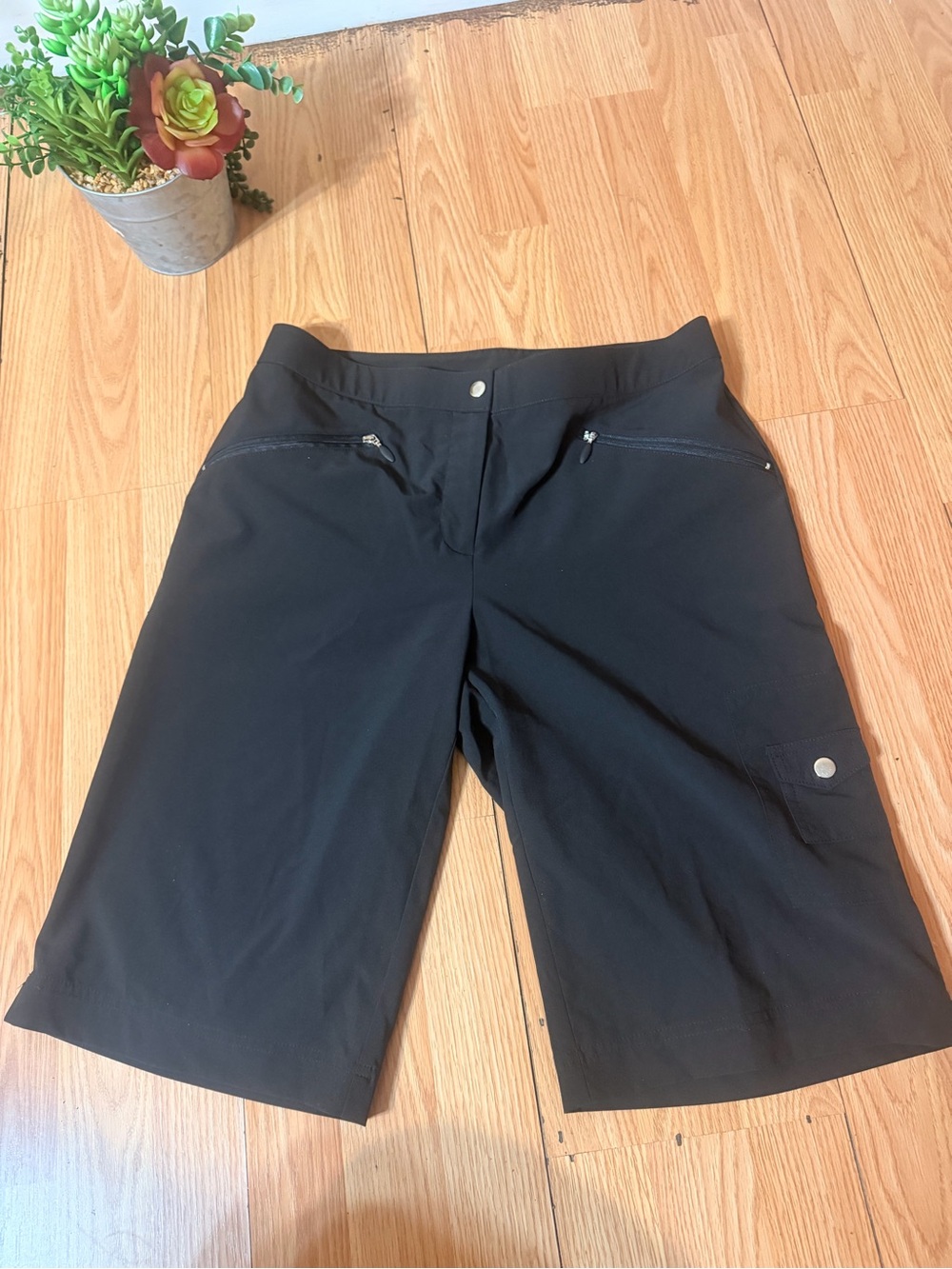 Women's Zenergy Golf Chico's Casual Shorts Pockets Size 1. (M 12) BLK Bermuda